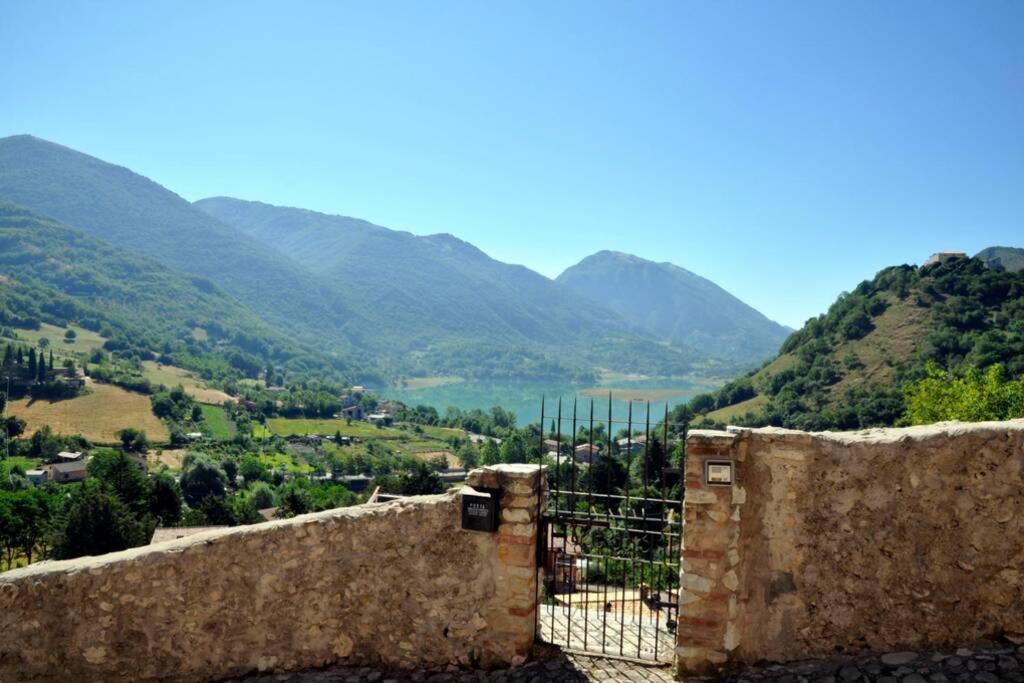 Stanza Con Terrazzo Vista Lago - Lakeholiday กาสเตล ดิ ตอรา ภายนอก รูปภาพ